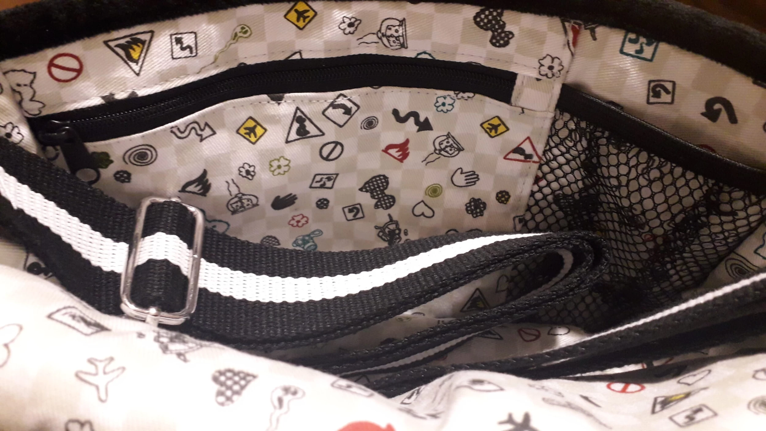 Nici 29938 Schultertasche Umhängetasche Stinktier 24x20cm 4 Nici 29938 Schultertasche Umhängetasche Stinktier 24x20cm – Bild 2