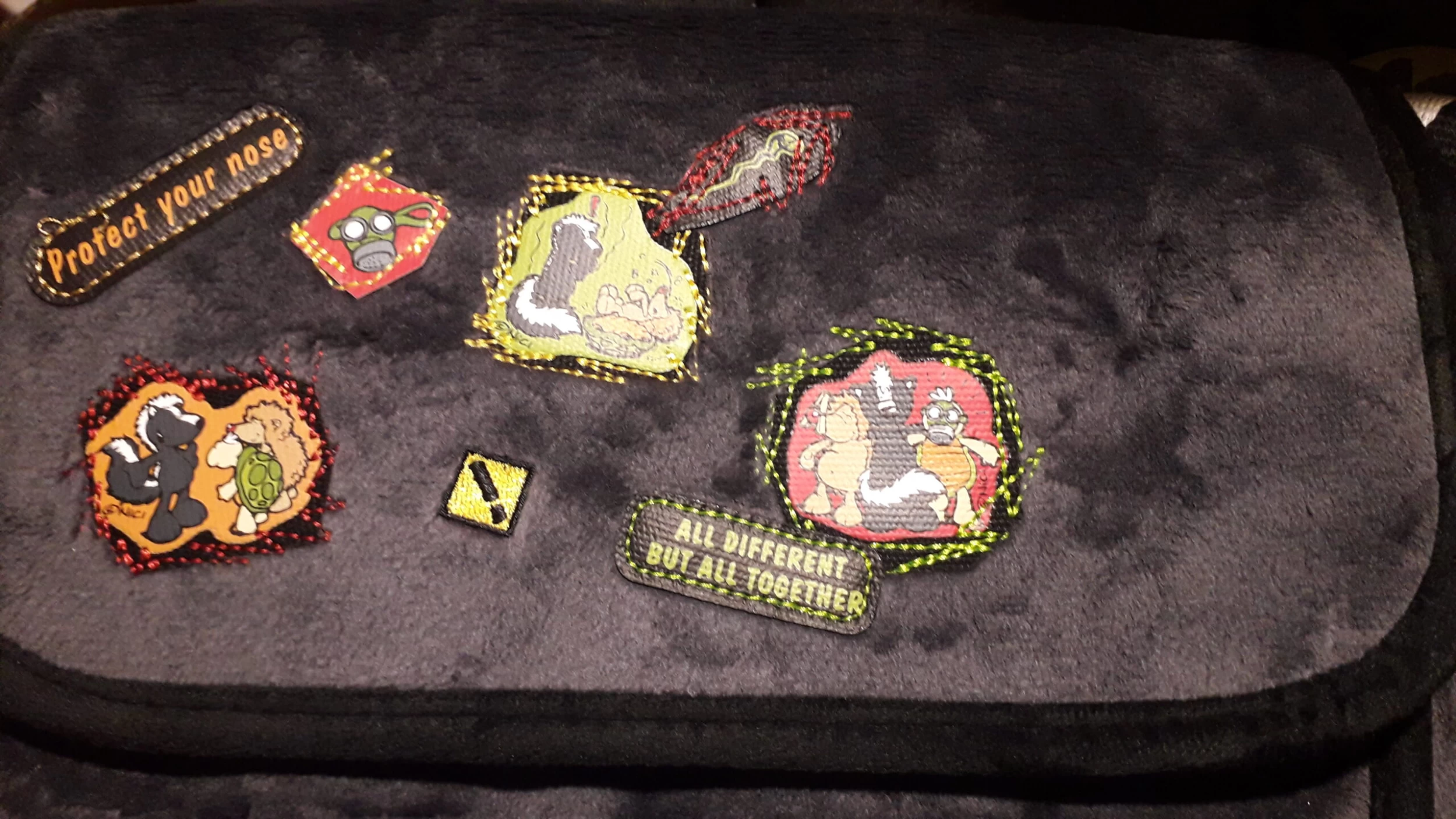 Nici 29938 Schultertasche Umhängetasche Stinktier 24x20cm 5 Nici 29938 Schultertasche Umhängetasche Stinktier 24x20cm – Bild 3