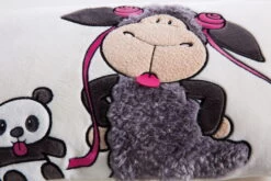 Nici 40869 Kissen Jolly Mäh Schaf Jolly Juicy Zungebleck +Panda 43x25cm Plüsch -Boutique-Laden für Plüschtiere 40869 ansicht 01 2048x1365