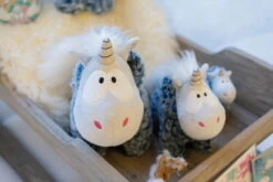 Nici 44173 Einhorn Snorre Hornson Mit Kapuze Ca 22cm Plüsch Kuscheltier -Boutique-Laden für Plüschtiere 44173 04 Milieu 2048x1365