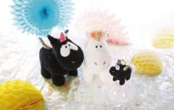 Nici 47374 Schwarzes Einhorn Rainbow Yin & Yang 13cm Stehend Plüsch Kuscheltier -Boutique-Laden für Plüschtiere 47378 04 47379 47374 Milieu 2048x1300