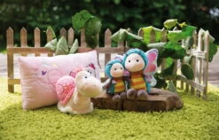 Nici 47942 Kissen Rosa Schmetterling 43x25cm Plüsch Hello Spring Frühling -Boutique-Laden für Plüschtiere 47941 06 47938 47946 47947 Milieu 2048x1312 4