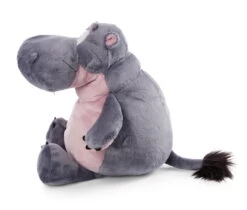 Nici 47980 Nilpferd DJ Nilbert 135cm Sitzend Plüsch Wild Friends GREEN -Boutique-Laden für Plüschtiere 47975 04 ZA Frei vorl 2048x1744 3