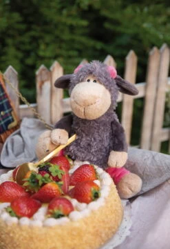 Nici 48534 Graues Schaf Mit Blume Jolly Lucy Ca 25cm Schlenker Plüsch Kuscheltier -Boutique-Laden für Plüschtiere 48534 16 Milieu 1402x2048