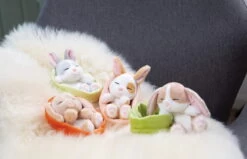 Nici 48707 Sleeping Pets Bunnies Hase Karamell Punkte 12cm Schlafend Im Körbchen -Boutique-Laden für Plüschtiere 48706 10 48707 48708 48709 Milieu 2048x1318 3